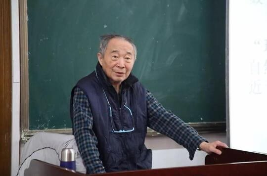 致敬！开学首日，耄耋院士站着给大学生上课