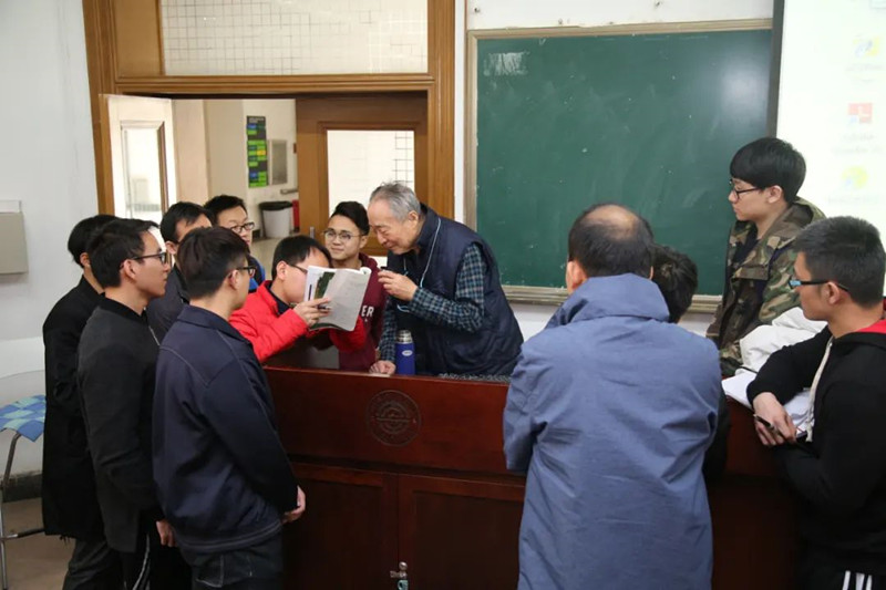 致敬！开学首日，耄耋院士站着给大学生上课