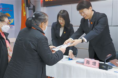 为居民送上丰富的“法治套餐”