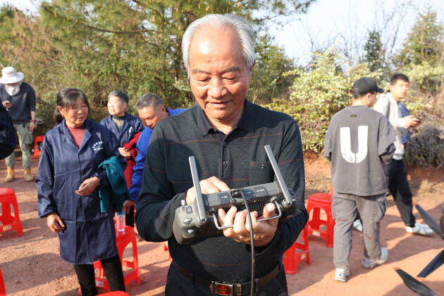 一人管理150亩脐橙园！农业无人机助果农走出致富新路