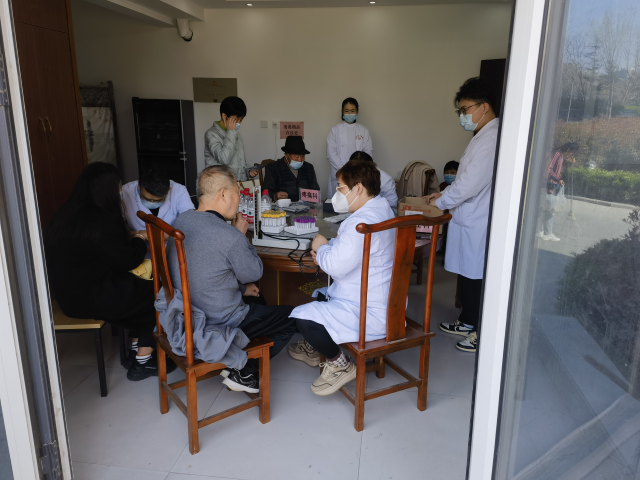 山东潍坊：联合组织开展“健康中国行”义诊进社区活动