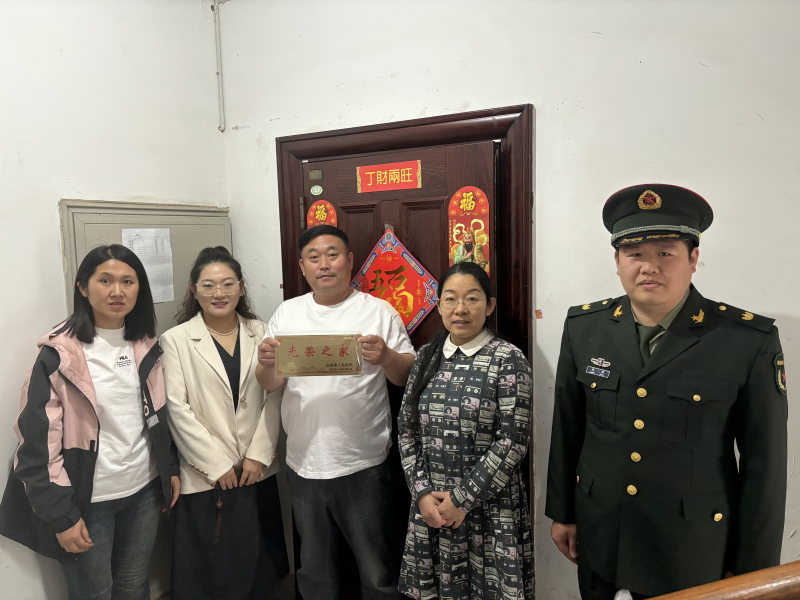 潍坊寒亭：尊崇军人荣誉 上门赠予“光荣之家”牌匾