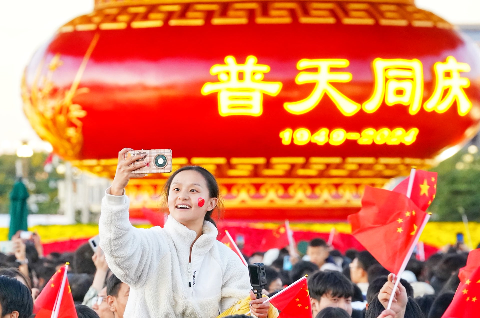 12.3万人现场守候升旗仪式！天安门广场随采：看升旗的理由