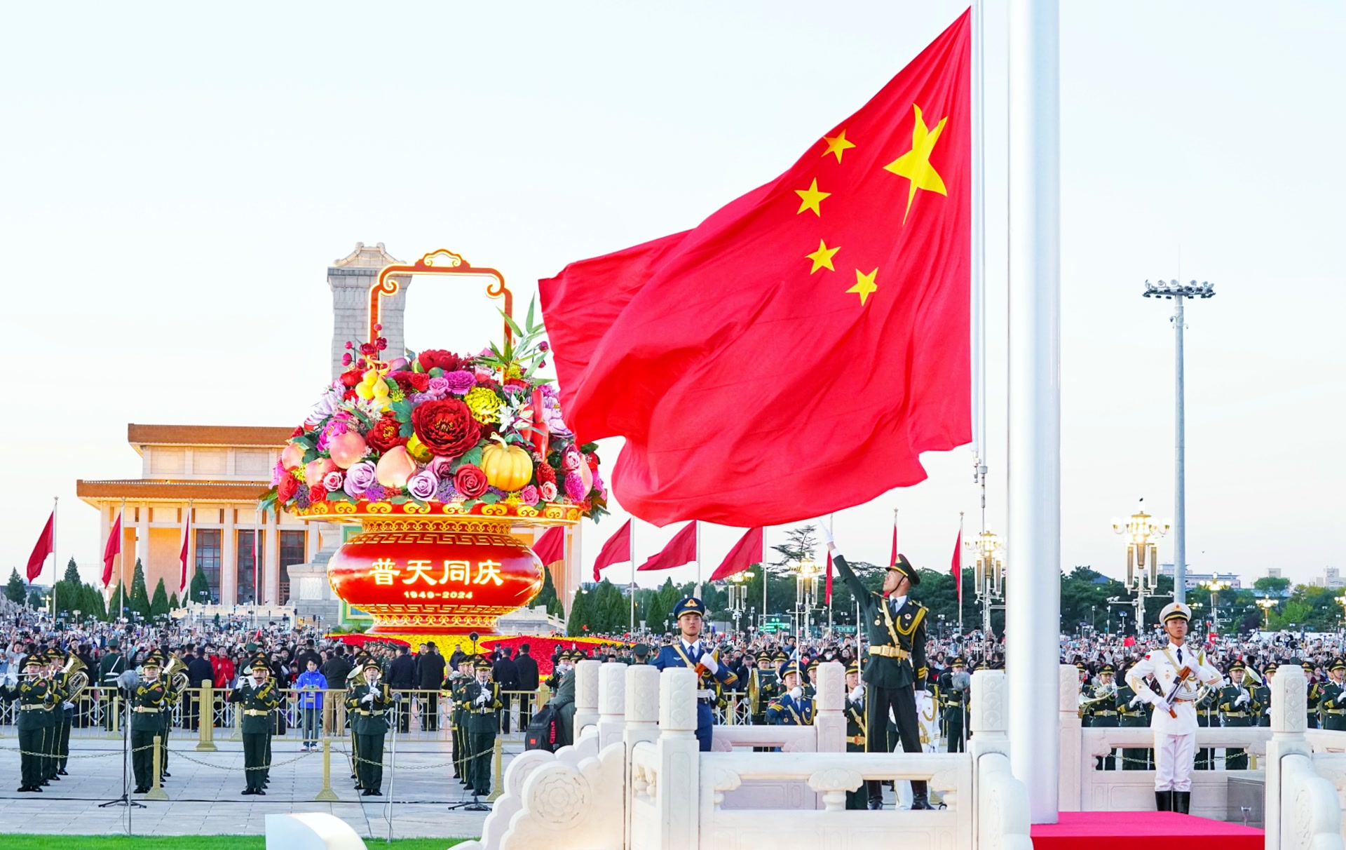 12.3万人现场守候升旗仪式！天安门广场随采：看升旗的理由