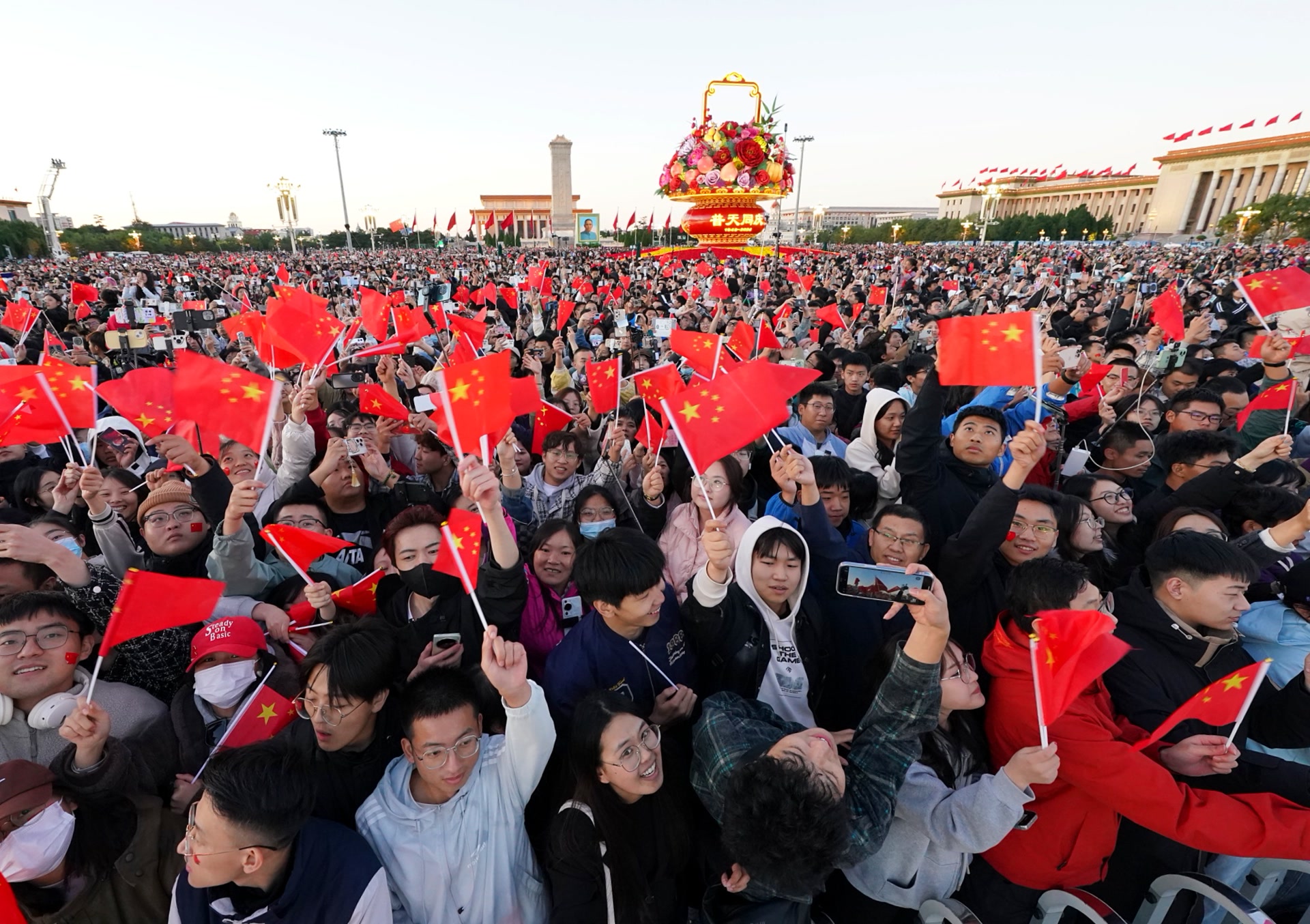 12.3万人现场守候升旗仪式！天安门广场随采：看升旗的理由