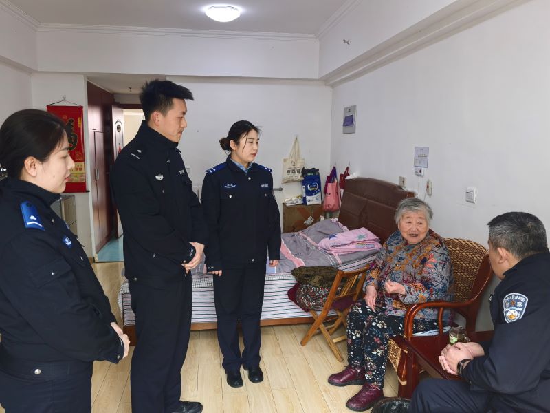 枣庄：派出所“学雷锋日”暖心行动 警民携手共建和谐社区