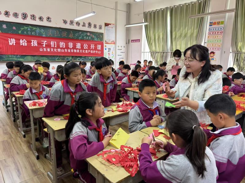 枣庄山城街道非遗传承人进校园，传统文化焕发新活力