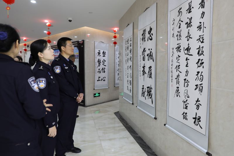 张成生书法作品展在洲头嘴边检站成功举办