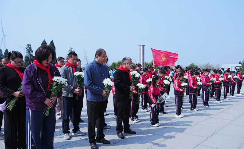 山东临沂：苍松翠柏映忠魂 绿水青山慰英灵